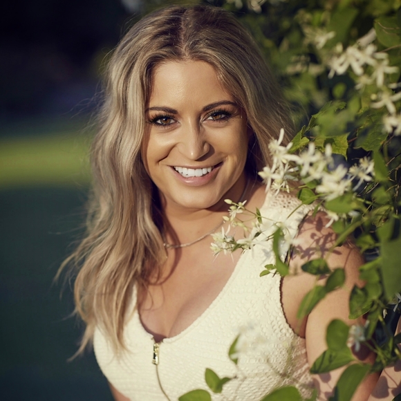 Lauren - Picture 2 of 6